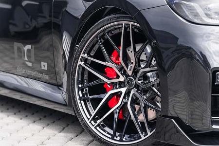 BMW M2 Schmiedefelge aus Leichtmetall in schwarz und silber.