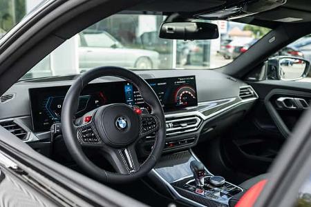 Lenkrad und Innenraum des BMW M2 von Dähler.