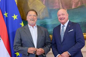 "Hier spricht Arnold": Schwarzenegger überrascht Wiener Fahrgäste