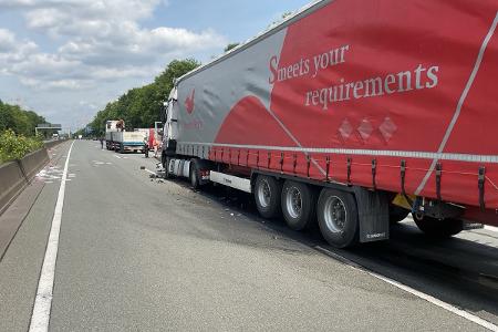 Die Sperrung der A45 war aufgrund des weitläufigen Trümmerfeldes notwendig. Die Sperrung der A45 war aufgrund des weitläufigen Trümmerfeldes notwendig.