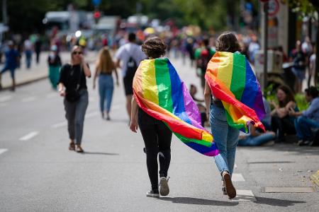 Regenbogenfamilien: Familien, in denen ein gleichgeschlechtliches Paar mit minderjährigen Kindern in einem Haushalt zusammenlebt. (Archivbild) Regenbogenfamilien: Familien, in denen ein gleichgeschlechtliches Paar mit minderjährigen Kindern in einem Haushalt zusammenlebt. (Archivbild)