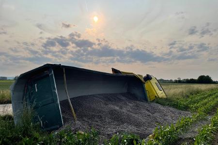 Lkw kippt auf Feldweg um Lkw kippt auf Feldweg um