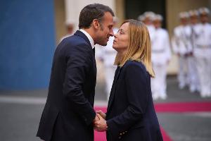 Zeichen der Annäherung: Meloni empfängt Macron in Rom