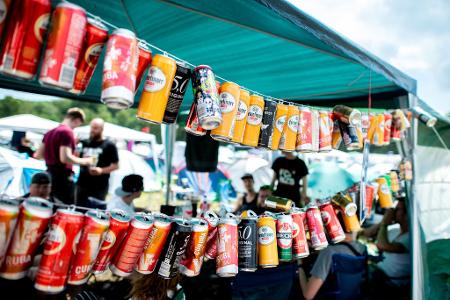 Das Zwischenwasser nicht vergessen: Da Alkohol dem Körper Wasser entzieht, sollte man zwischendurch immer wieder Flüssigkeit nachlegen. 