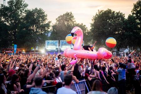 Genug trinken, Pausen einlegen, auch mal in den Schatten: All das hilft dabei, auch den längsten Festivaltag gut zu überstehen. 