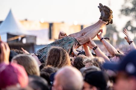 Ganz im Moment leben: Festival-Fans lieben es, dem Alltag für drei, vier Tage ganz fern zu sein. 