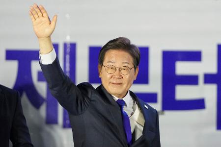 Die Südkoreaner haben nach einer mehrmonatigen Staatskrise über ein neues Staatsoberhaupt entschieden. Die Südkoreaner haben nach einer mehrmonatigen Staatskrise über ein neues Staatsoberhaupt entschieden.