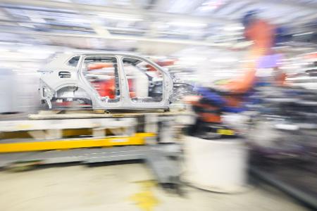 Deutsche Hersteller wie VW leiden unter schwacher Nachfrage und hohen Kosten. (Archivfoto) Deutsche Hersteller wie VW leiden unter schwacher Nachfrage und hohen Kosten. (Archivfoto)