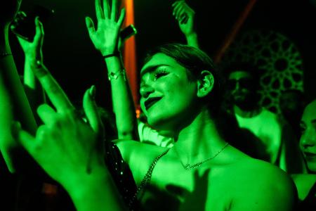 Gästen tanzen zu DJ Nurias Set in Damaskus.