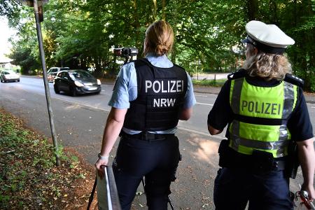Die Paderborner Polizei führte am Dienstag kreisweit, insbesondere an Schulen, Kindergärten und auf den Wegen dorthin, verstärkte repressive und präventive Verkehrskontrollen durch. Die Paderborner Polizei führte am Dienstag kreisweit, insbesondere an Schulen, Kindergärten und auf den Wegen dorthin, verstärkte repressive und präventive Verkehrskontrollen durch.