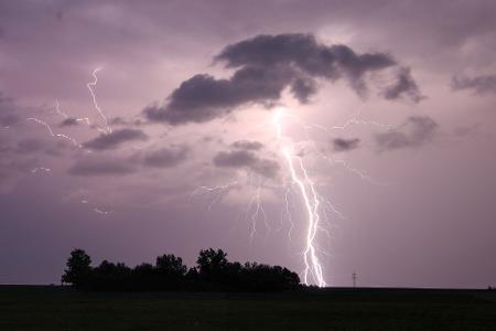 Das Wetter wird ungemütlich. Regionen in der Südhälfte müssen sich auf starke Gewitter einstellen. Das Wetter wird ungemütlich. Regionen in der Südhälfte müssen sich auf starke Gewitter einstellen.