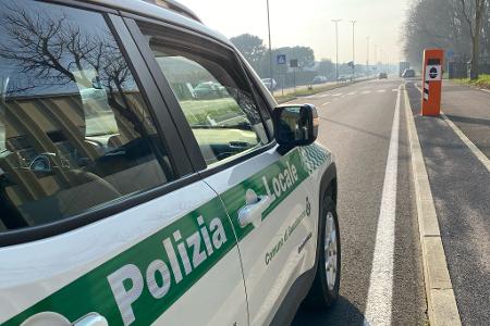 Auch vielen deutschen Urlaubern bekannt: Blitzer-Säulen in Italien. (Archivbild) Auch vielen deutschen Urlaubern bekannt: Blitzer-Säulen in Italien. (Archivbild)
