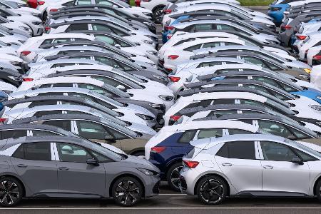 Die Nachfrage nach Elektroautos steigt weiter, insgesamt stagniert der Neuwagenmarkt in Deutschland aber. (Archivbild) Die Nachfrage nach Elektroautos steigt weiter, insgesamt stagniert der Neuwagenmarkt in Deutschland aber. (Archivbild)