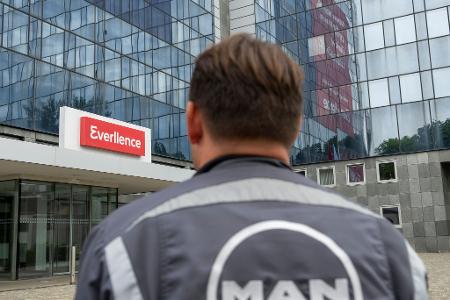 Mitarbeiter haben auf ihren Overalls noch das alte Logo von MAN, aber das Augsburger Traditionsunternehmen heißt nun Everllence. Mitarbeiter haben auf ihren Overalls noch das alte Logo von MAN, aber das Augsburger Traditionsunternehmen heißt nun Everllence.