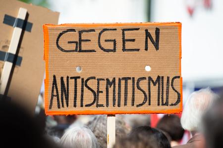 Viele Menschen in Deutschland wenden sich gegen Antisemitismus - im Alltag gibt es dennoch Tausende Vorfälle. (Archivbild)