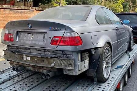 BMW M3 E46 CSL auf Anhänger Tiefgarage London BMW M3 E46 CSL auf Anhänger Tiefgarage London