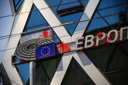 Spuren roter Farbbeutel am Gebäude von EU-Parlament und EU-Kommission in Sofia - Urheber waren prorussische Demonstranten. Spuren roter Farbbeutel am Gebäude von EU-Parlament und EU-Kommission in Sofia - Urheber waren prorussische Demonstranten.