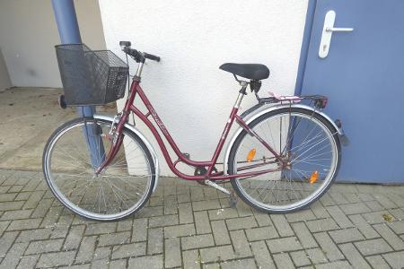 Wer vermisst dieses Fahrrad oder kann Hinweise auf den Eigentümer geben? Wer vermisst dieses Fahrrad oder kann Hinweise auf den Eigentümer geben?