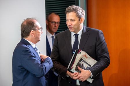 Bundesinnenminister Alexander Dobrindt (CSU) hat diese Woche erneut eine Reform ins Kabinett gebracht. Bundesinnenminister Alexander Dobrindt (CSU) hat diese Woche erneut eine Reform ins Kabinett gebracht.
