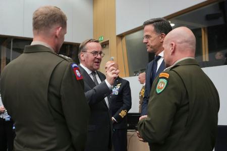 Am Rande eines Treffens der sogenannten Ukraine-Kontaktgruppe in Brüssel kündigte Pistorius einen neuen Anlauf für die internationale Verstärkung und Aufrechterhaltung der ukrainischen Flugabwehr an.