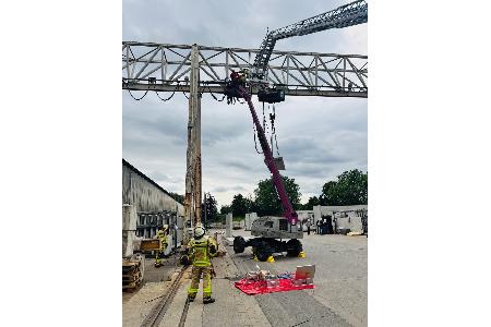 Technische Rettung aus dem Korb einer Hubarbeitsbühne Technische Rettung aus dem Korb einer Hubarbeitsbühne