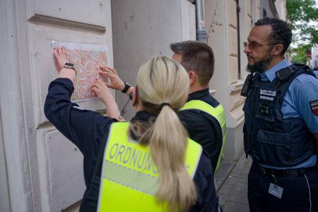 Es ist ein Riesenstück Arbeit für die Kölner Behörden: Bevor die Entschärfung beginnen kann, muss überprüft werden, ob alle Wohnungen leer sind. 