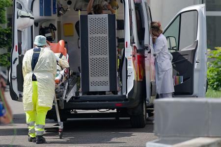 Auch viele bettlägerige Menschen müssen aus der Sperrzone gebracht werden.