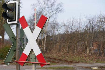 An einem Bahnübergang in Schleswig-Holstein ist es zu einem tödlichen Unfall gekommen. (Illustration) 