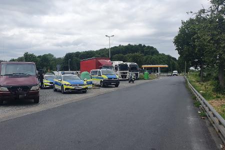 Die Polizei Hildesheim kontrolliert mit dem Gewerbeaufsichtsamt den gewerblichen Güter- und Personenverkehr. Die Polizei Hildesheim kontrolliert mit dem Gewerbeaufsichtsamt den gewerblichen Güter- und Personenverkehr.