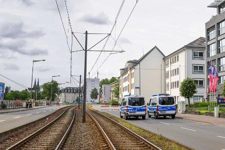 20.000 Menschen mussten ihre Wohnungen verlassen, Straßen wurden gesperrt, auch der Bahnverkehr über den Rhein kam zum Erliegen. 20.000 Menschen mussten ihre Wohnungen verlassen, Straßen wurden gesperrt, auch der Bahnverkehr über den Rhein kam zum Erliegen.