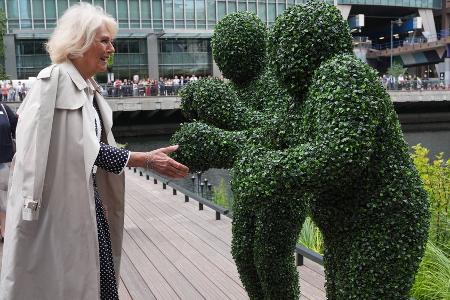 Königin Camilla: Begegnung mit lebendigen Moos-Menschen in London Königin Camilla: Begegnung mit lebendigen Moos-Menschen in London