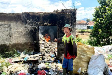 In ländlichen Gebieten Südostasiens gibt es kaum Müllabfuhr oder Recycling. Viele Anwohner verbrennen den Müll selbst in kleinen Verschlägen.