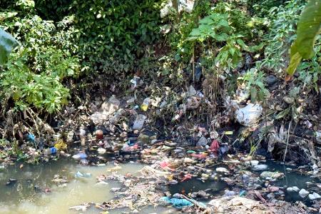 Kaum noch identifizierbarer Unrat treibt vielerorts im Fluss Citarum. 