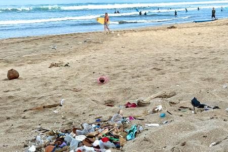 Auch die Urlaubsinsel Bali hat ein riesiges Müllproblem - wie hier am Strand von Kuta.
