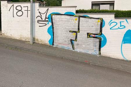 Farbschmierereien an Grundstücksmauer Farbschmierereien an Grundstücksmauer