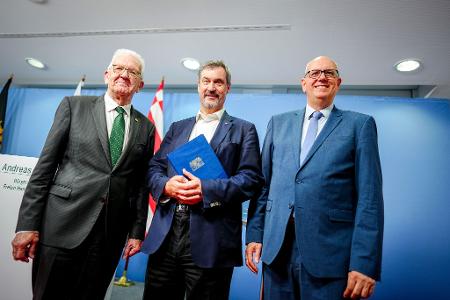 Drei Länder für die Raumfahrt: Deutschland soll mehr Geld geben. Dafür machen sich Winfried Kretschmann (l-r), Markus Söder und Andreas Bovenschulte stark. Drei Länder für die Raumfahrt: Deutschland soll mehr Geld geben. Dafür machen sich Winfried Kretschmann (l-r), Markus Söder und Andreas Bovenschulte stark.