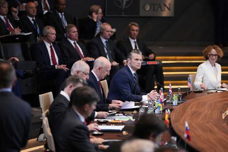 Die Verteidigungsminister der Nato-Staaten haben ein riesiges Aufrüstungsprogramm gebilligt. Die Verteidigungsminister der Nato-Staaten haben ein riesiges Aufrüstungsprogramm gebilligt.