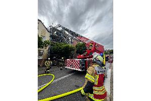 Dachstuhlbrand im Dreikönigenviertel | Schneller Löschangriff verhindert Brandausbreitung