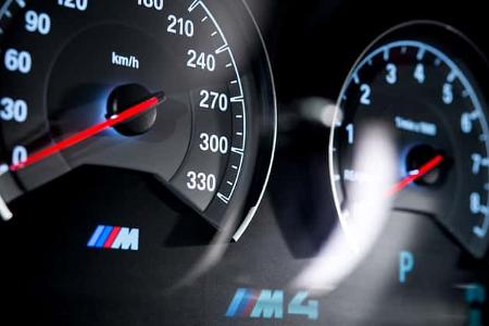 BMW M4, Rundinstrumente