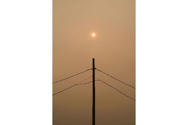 Rauch verdeckt die Sonne, während Waldbrände im Norden Manitobas wüten.