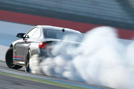 BMW M4 Performance, Heckansicht, Burnout