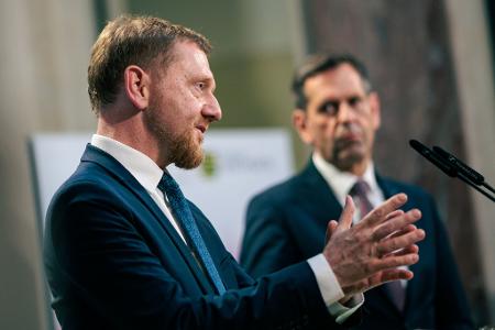 Im Ziel sind sich Bund und Länder einig: Die Wirtschaft soll entlastet werden. Das dürfe die Kommunen aber nicht über Gebühr belasten, verlangen die Ministerpräsidenten. Im Ziel sind sich Bund und Länder einig: Die Wirtschaft soll entlastet werden. Das dürfe die Kommunen aber nicht über Gebühr belasten, verlangen die Ministerpräsidenten.
