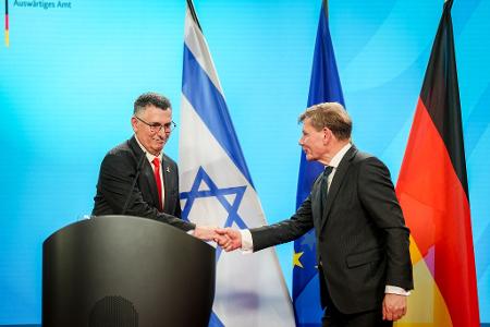 Wadephul (CDU) wird beim Treffen mit seinem israelischen Amtskollegen Gideon Saar deutlich. Wadephul (CDU) wird beim Treffen mit seinem israelischen Amtskollegen Gideon Saar deutlich.