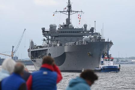 Das US-Führungsschiff „USS Mount Whitney“ nimmt zum Start des Manövers Baltic Operations (BALTOPS) vom Hafen Warenmünde aus Kurs auf die Ostsee.
