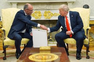 Merz schenkt Trump Geburtsurkunde seines deutschen Vorfahren