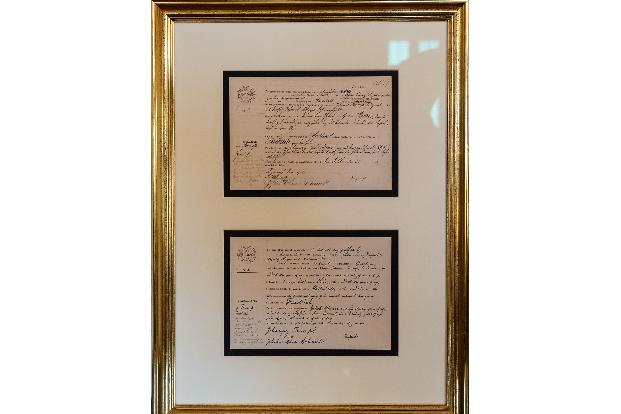 In dem goldenen Rahmen findet sich ein Faksimile der Geburtsurkunde von Trumps Großvater Friedrich, der später in die USA auswanderte und seinen Namen in Frederick änderte - und eine englische Übersetzung.