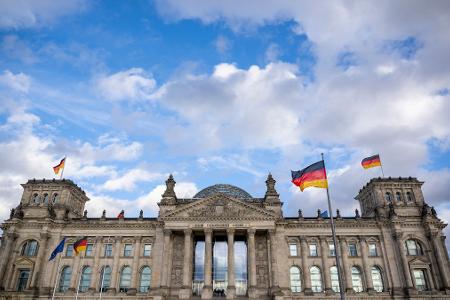 Am 1. Juli erhalten die Abgeordneten des Bundestags mehr Geld.