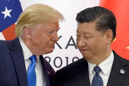 Inmitten des schweren Handelskonflikts zwischen den USA und China haben Donald Trump und Xi Jinping (r) miteinander telefoniert. (Archivbild) Inmitten des schweren Handelskonflikts zwischen den USA und China haben Donald Trump und Xi Jinping (r) miteinander telefoniert. (Archivbild)