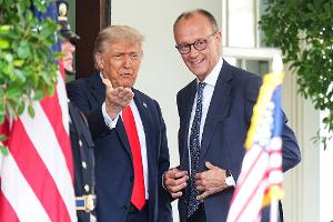 Ein zahmer Trump schmeichelt Merz im Oval Office