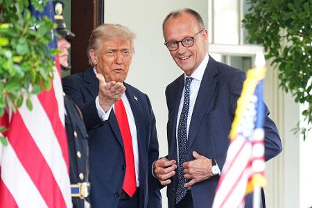 Trump gab sich bei der Begegnung betont freundlich, machte Merz Komplimente für sein gutes Englisch und klammerte mögliche strittige Themen weitgehend aus. Trump gab sich bei der Begegnung betont freundlich, machte Merz Komplimente für sein gutes Englisch und klammerte mögliche strittige Themen weitgehend aus.